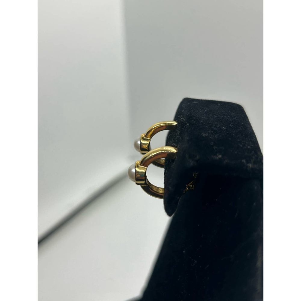 Vintage Napier dainty Gold Tone Pearl Huggie Hoop Screw Back Earrings Signed mcm - Picture 8 of 12